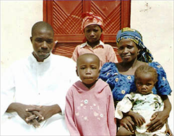 Nigeria: Pastor Rike mit Frau Dune, zwei Kinder und der 13-jährigen Sum im Hintergrund/Compass Direct