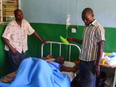 Nigeria: ein verletzter Christ liest im Krankenbett eine Bibel