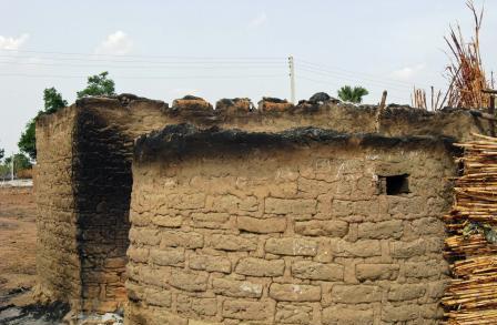 Nigeria/Bauchi: eines der niedergebrannten Häuser im Dorf Kurum/Quelle: Compass Direct