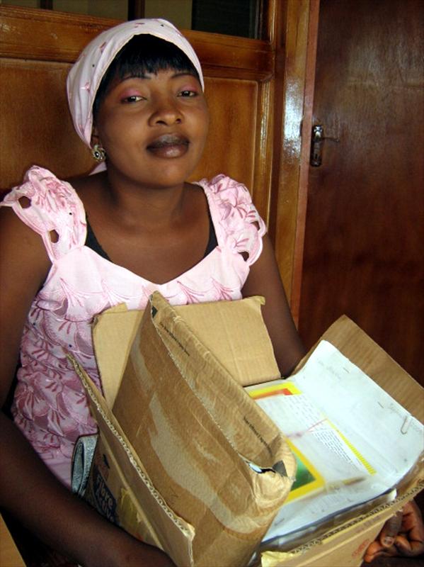 Nigeria: Witwe Martha Azi mit Briefen