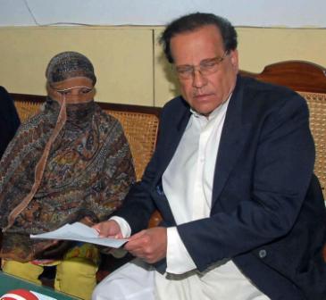 Pakistan: Asia Noreen und Salman Taseer während eines Gefängnisbesuches
