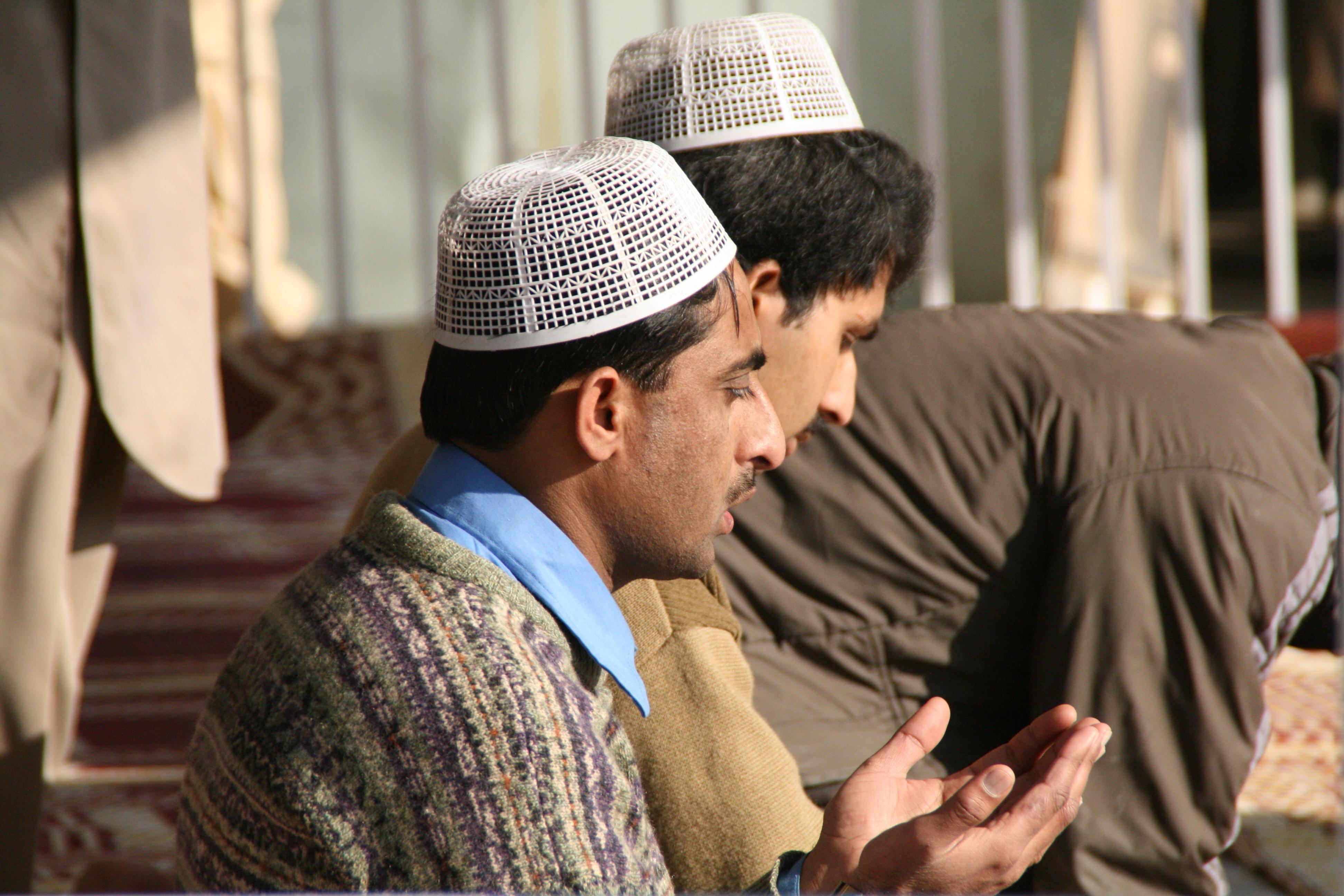 ein betender Muslim in Pakistan