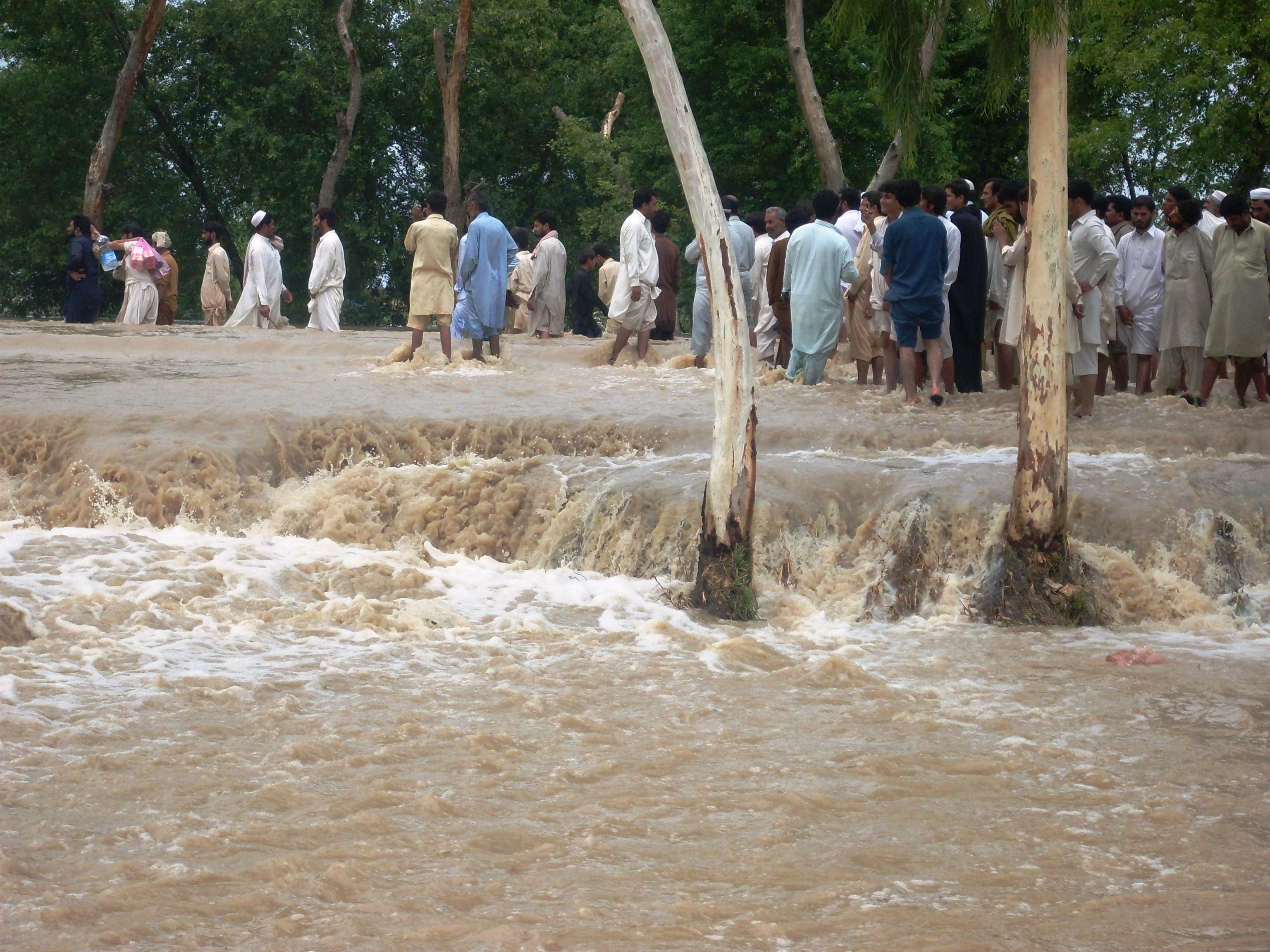 Pakistan: Menschen kämpfen sich durch die Wassermassen