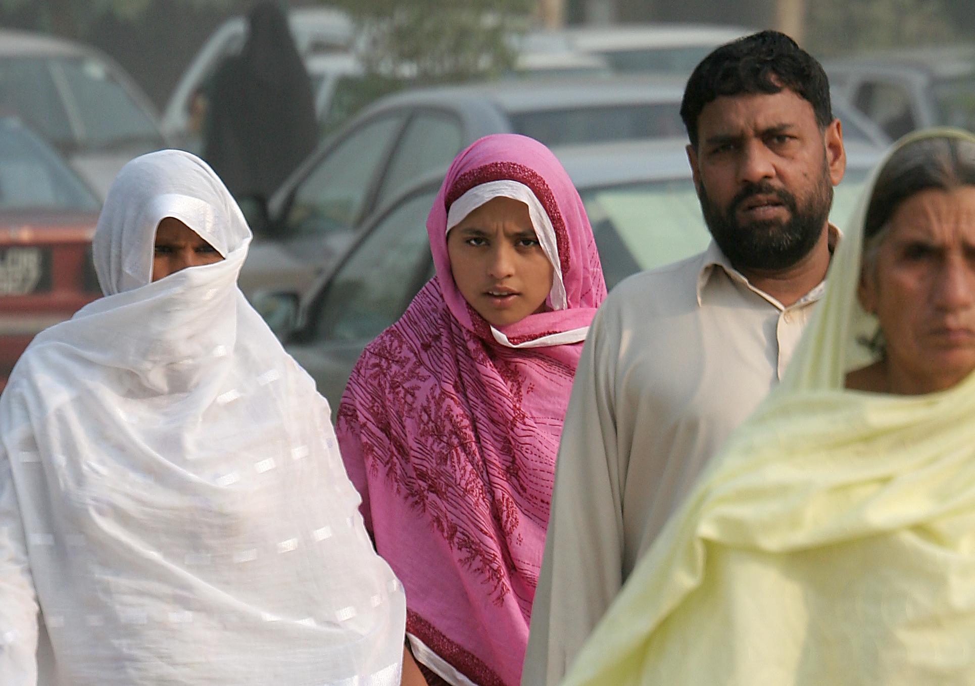 Pakistan: Straßenszene muslimische Familie