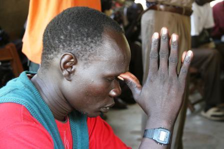 ein südsudanesischer Christ beim Gebet/Open Doors