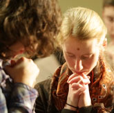 Jugendliche beim Gebet
