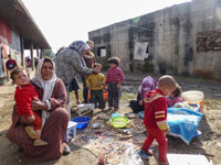 Frau mit Kindern in einem syrischen Flüchtlingslager