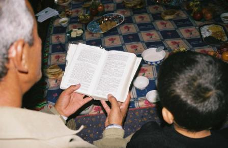 Tadschikistan: Vater und Sohn lesen Bibel/Open Doors