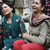 Trauernde Frauen in Pakistan nach Anschlag auf Kirchen