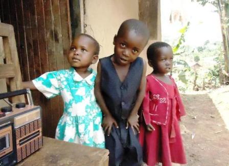 Uganda: drei der vier Kinder von Francis Namukubalo/Open Doors