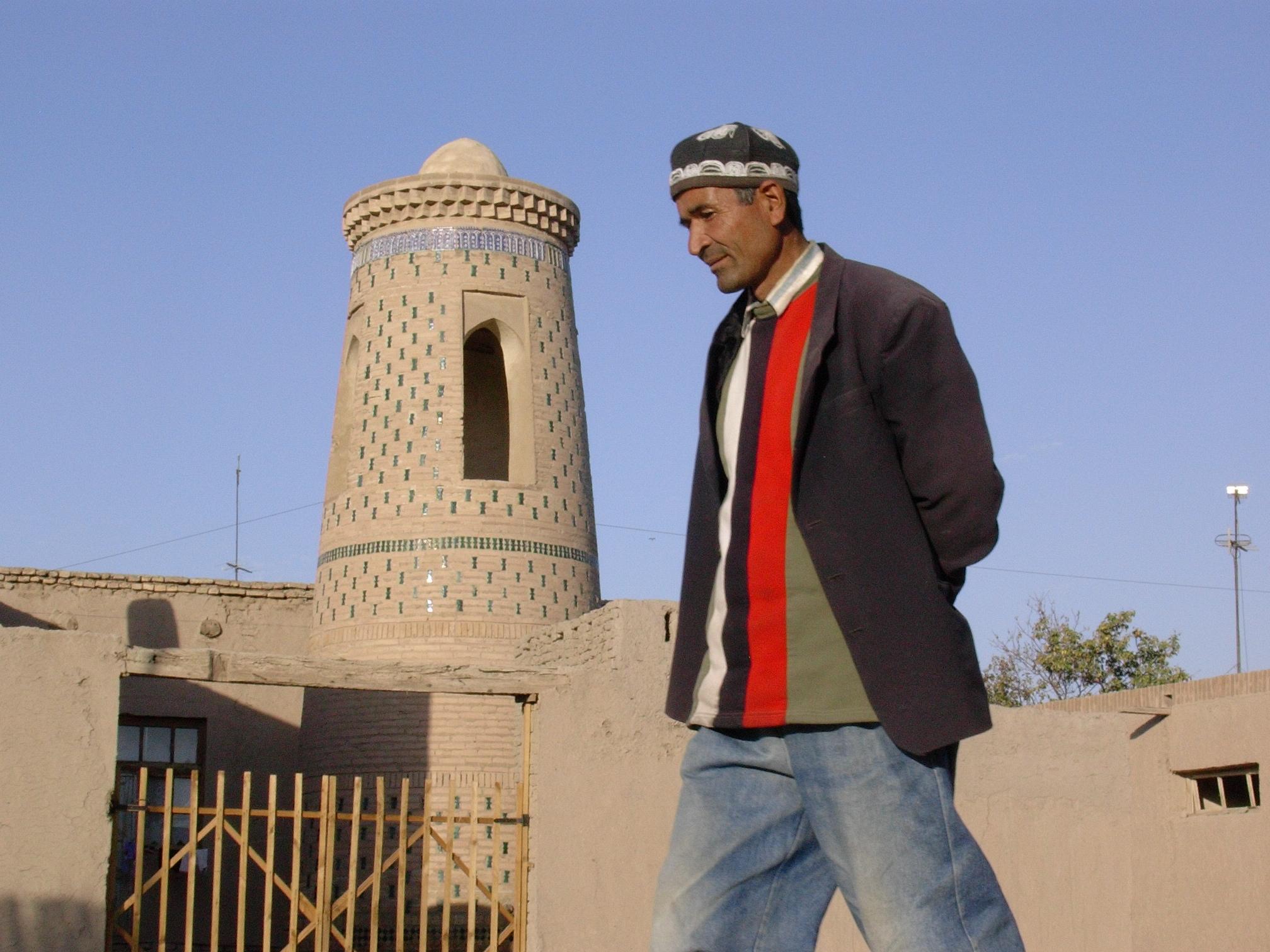 Usbekistan: ein muslimischer Usbeke vor einer Moschee