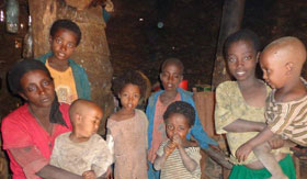 Witwe Abebu mit ihren Kindern
