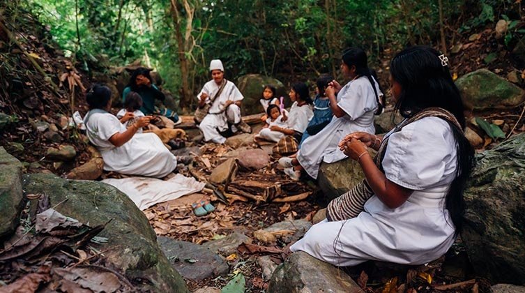 Christen treffen sich zu einem geheimen Gebetstreffen mitten im Wald