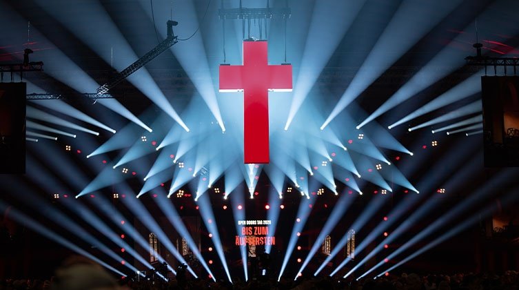 Unter einem riesigen Kreuz in der Hallenmitte legten viele Teilnehmer Karten mit ihren persönlichen Gebeten für Christen in Verfolgungssituationen ab