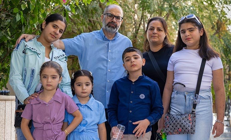 Gruppenfoto einer Familie vor einem Baum
