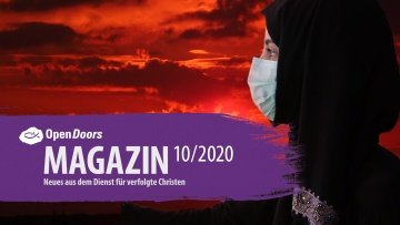 Frau mit Kopftuch und Gesichtsmaske im Hintergrund rötlicher Sonnenuntergang