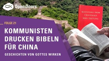 aufgeschlagene chinesische Bibel und rotes Buch mit dem Titel Quotations from Chairman Mao Tsetung vor dem Hintergrund der chinesischen Mauer