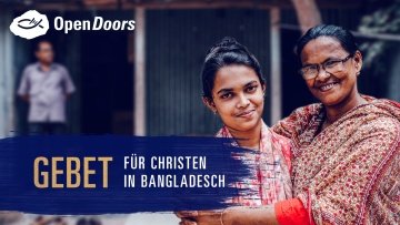 Zwei Frauen aus Bangladesch umarmen sich