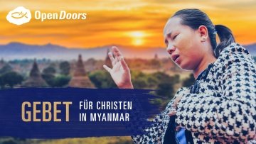 Betende Frau aus Myanmar