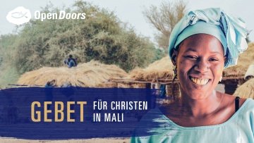 Gebet für Christen in Mali – Frau lächelt in die Kamera
