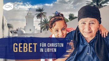 Eine Frau und ein Kind lächeln in die Kamera – Gebet für Christen in Libyen