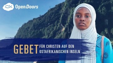 Eine afrikanische Frau vor einem Wald im Hintergrund