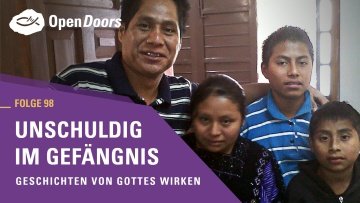 Mexikanischer Mann mit drei Kindern