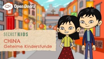 Gezeichnet. zwei chinesische Kinder vor unscharfem Hintergrund mit Bauchbinde "Secret Kids - China - Geheime Kinderstunde"
