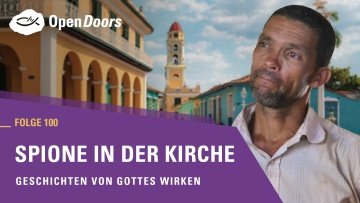 Mann aus Kuba vor Gebäude