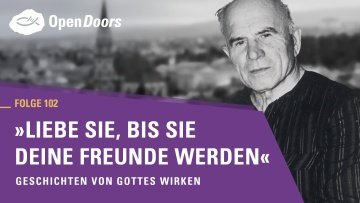 Schwarz-weiß Portrait von einem älteren Mann 