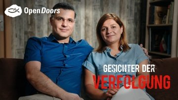 Mann und Frau setzen nebeneinander
