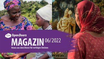 Links afrikanische Frau mit Kind und rechts eine Frau von hinten mit rotem Kopftuch 