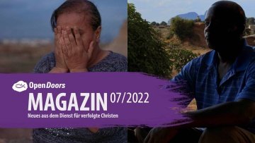 Links Frau mit Händen vir dem Gesiccht und rechts Gesicht von einem Mann aus Afrika 