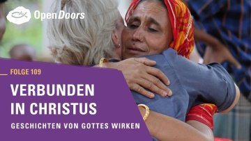 Zwei Frauen umarmen sich 