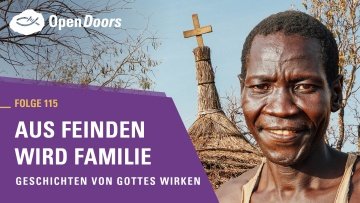 Afrikanischer Mann vor einem Kreuz