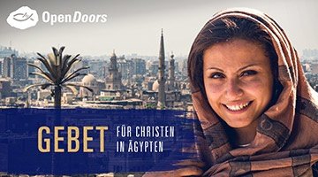 Ägyptische Frau mit einer Stadt im Hintergrund