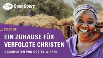 Lachende afrikanische Frau mit Schriftzug: Ein Zuhause für verfolgte Christen