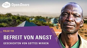 Afrikanischer Mann mit Landschaft im Hintergrund
