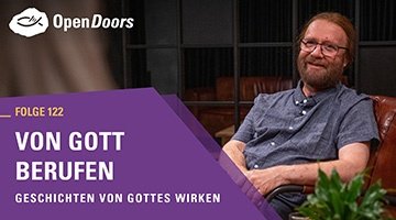 William Hollander sitzt in einem Sessel und lächelt