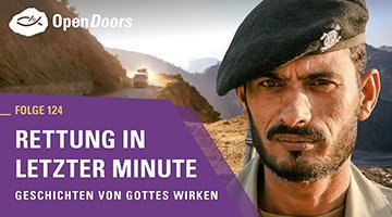 Bärtiger Mann vor einem gebirgigen Hintergrund