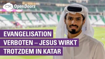 Ein Mann aus Katar steht in einem Fußballstadion