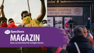 Auf der linken Hälfte des Bildes gehen Männer mit erhobenen Stöcken und Händen entlang und auf der rechten Hälfte spricht Markus Rode zu einer Menge von Menschen