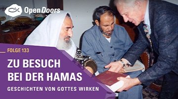 Bruder Andrew übergibt eine Bibel