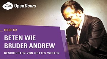 Bruder Andrew betet mit gesenktem Blick