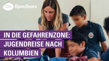 Eine blonde Frau und dunkelhaarige Kinder schauen fokussiert auf einen Punkt unterhalb des Bildes. Darüber liegt der Schriftzug: "In die Gefahrenzone: Jugendreise nach Kolumbien"