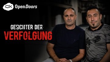 Zwei Männer aus Iran sitzen nebeneinander
