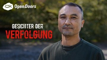 Ein Mann aus Afghanistan steht vor einigen Bäumen