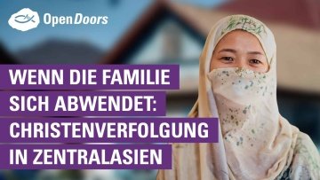 Frau in einem beigefarbenen Schleier
