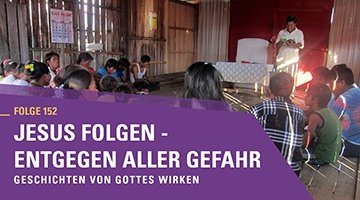 Gemeinde feiert gemeinsam Gottesdienst