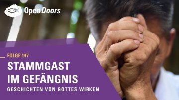 Ein Mann betet mit gefalteten Händen 